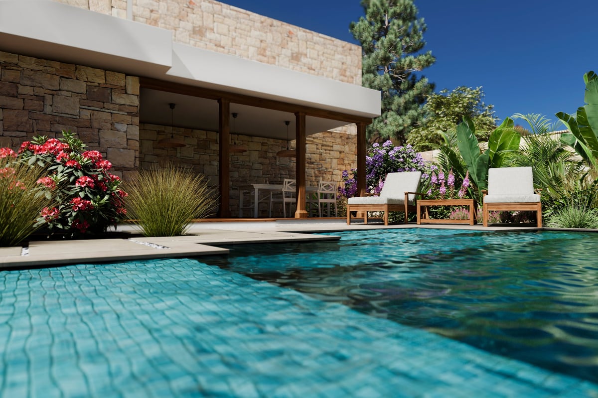 Alberca residencial de concreto armado como foco principal de una casa de descanso con jardín tropical